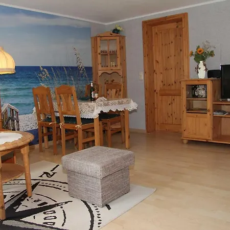 Wohnen Unter Dem Rohrdach Holiday home Zempin