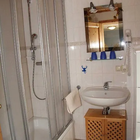 Wohnen Unter Dem Rohrdach 젤핀